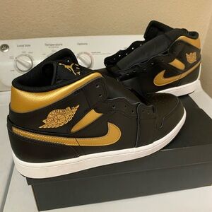 Air Jordan 1 Mid Black/Metallic Gold-White